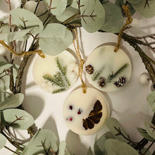 Load image into Gallery viewer, Festive Melt Tree decoration
